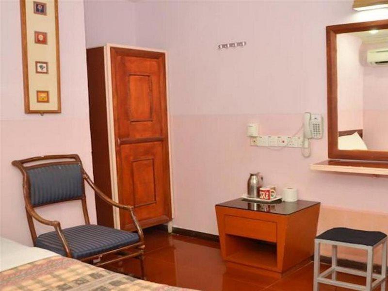 J &J Hotel Kota Kinabalu Esterno foto
