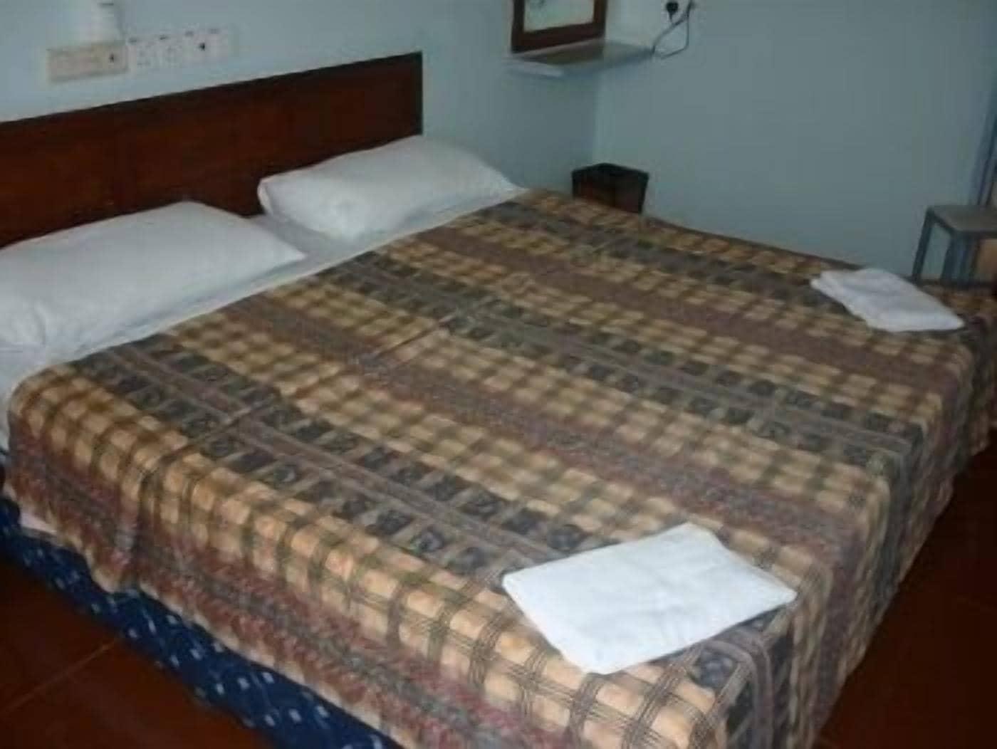 J &J Hotel Kota Kinabalu Esterno foto